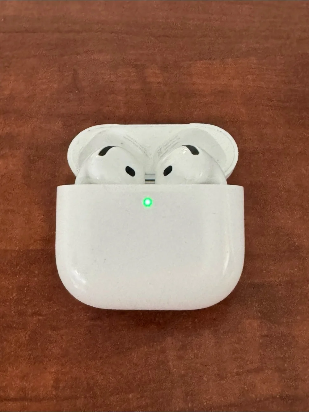 Apple AirPod 4, USB-C charging case